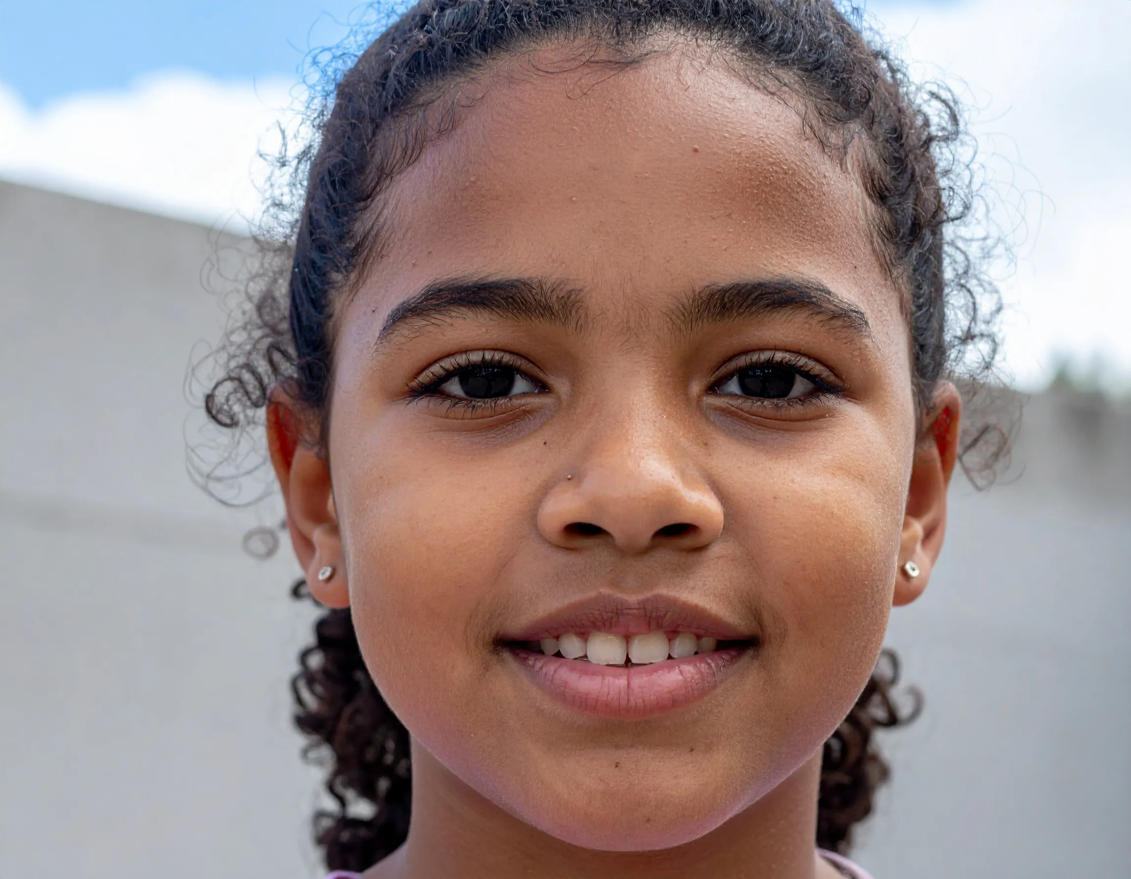 Criança sorrindo ao ar livre