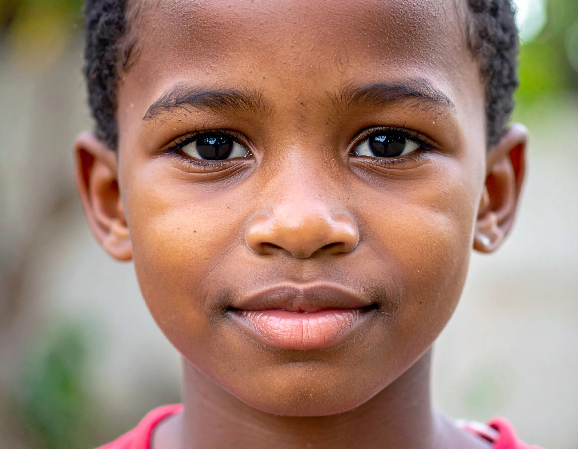 Criança olhando para a câmera